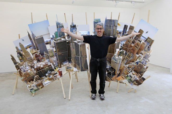 O espanhol Isidro Blasco insere em suas esculturas características urbanas das metrópoles que retrata | Antônio More/Gazeta do Povo