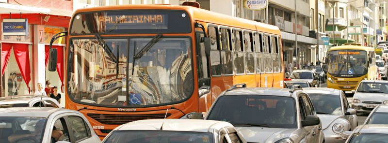 Em Ponta Grossa, a prefeitura estuda a possibilidade de desviar a passagem de ônibus para aliviar as principais avenidas | Josué Teixeira/Gazeta do Povo