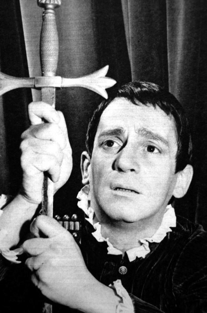Hamlet realizado em 1948 pelo Teatro do Estudante do Brasil, no Rio de Janeiro, com Sérgio Cardoso no papel do protagonista: um dos maiores acontecimentos do teatro brasileiro |