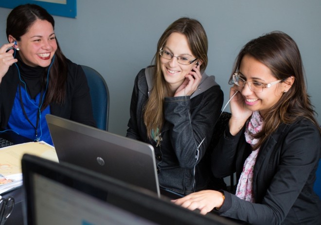 As amigas Priscila Guimarães (à esq.), Sheila Salvador e Juliana Marchioro: por enquanto, nada de pagar para ouvir música |