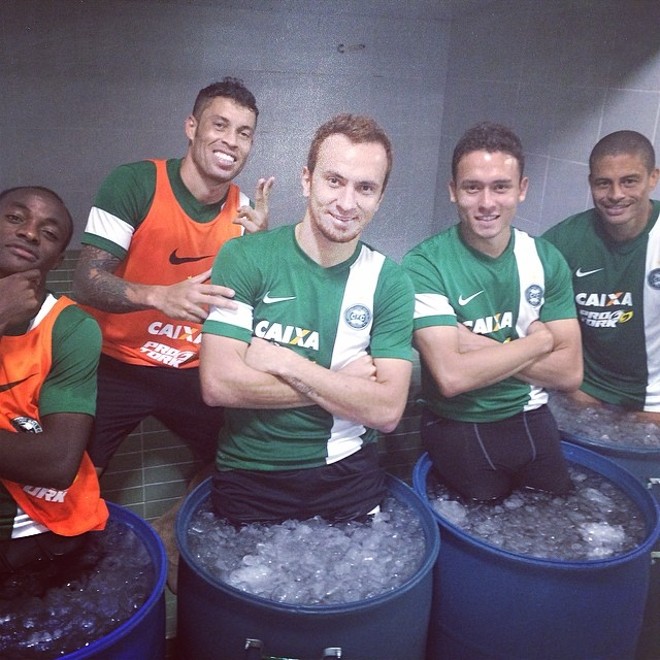 Zé Love fazendo a recuperação no gelo após um treino no Coritiba ao lado de Geraldo, Baraka, Keirrison e Alex |