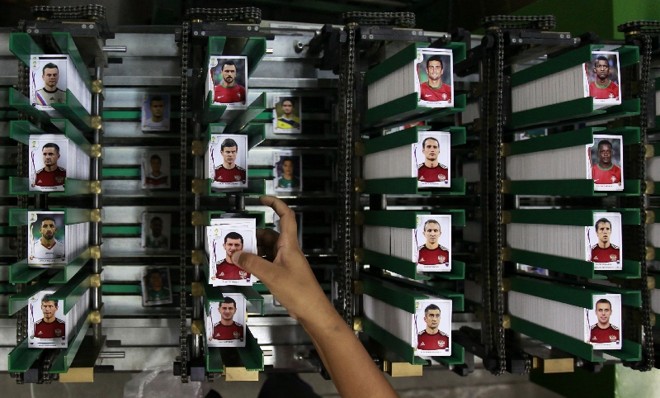Máquinas ajudam a embaralhar as figurinhas para que não haja cromos repetidos no mesmo pacote | 