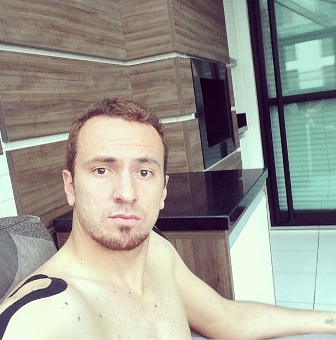 Zé Love, atacante do Coritiba, descansando em um dia de folga em casa |