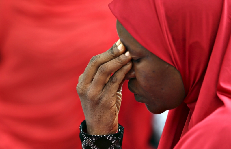 Mulher participa de protesto em Abuja, a capital nigeriana, pedindo a libertação das jovens sequestradas por terroristas do grupo Boko Haram no vilarejo de Chibok | Afolabi Sotunde/Reuters