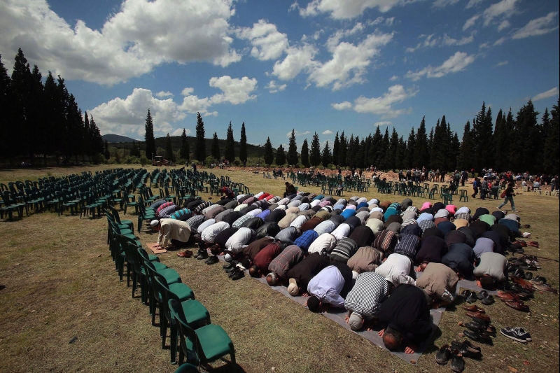 Familiares de vítimas do acidente na mina de Soma fazem preces no cemitério | Stringer/Reuters