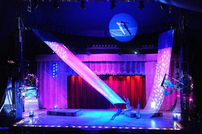 No número Hamaca Russa, o acrobata Wilson Gomes salta de um balanço e cai em uma rede | 