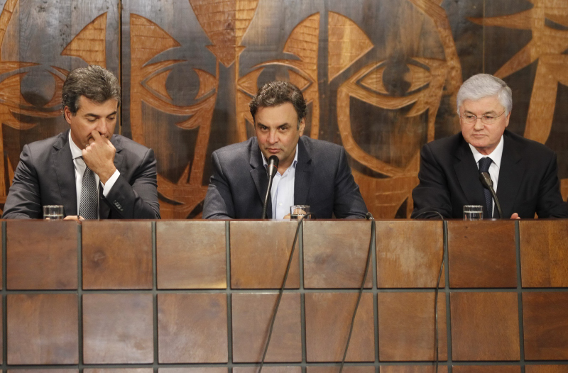 Aécio Neves entre o governador Beto Richa e o presidente da Assembleia, Valdir Rossoni | Hugo Harada/Gazeta do Povo