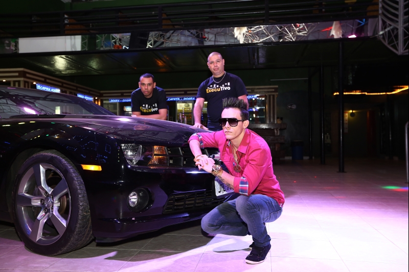 Edy Lemond posa com seu Camaro. Atrás, Cleber Mix, criador do eletro funk | Giuliano Gomes/Gazeta do Povo