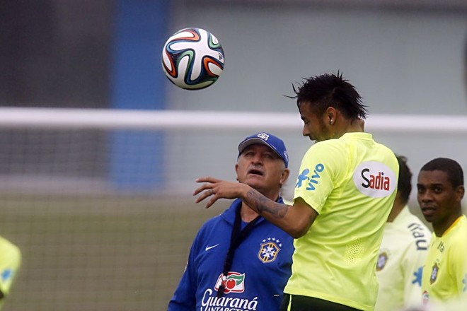 Felipão vê de pertinho cabeçada de Neymar | 
