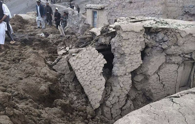 Afegãos se reúnem no local do deslizamento de terra no distrito de Argo, na província de Badakhshan | reuters/stringer