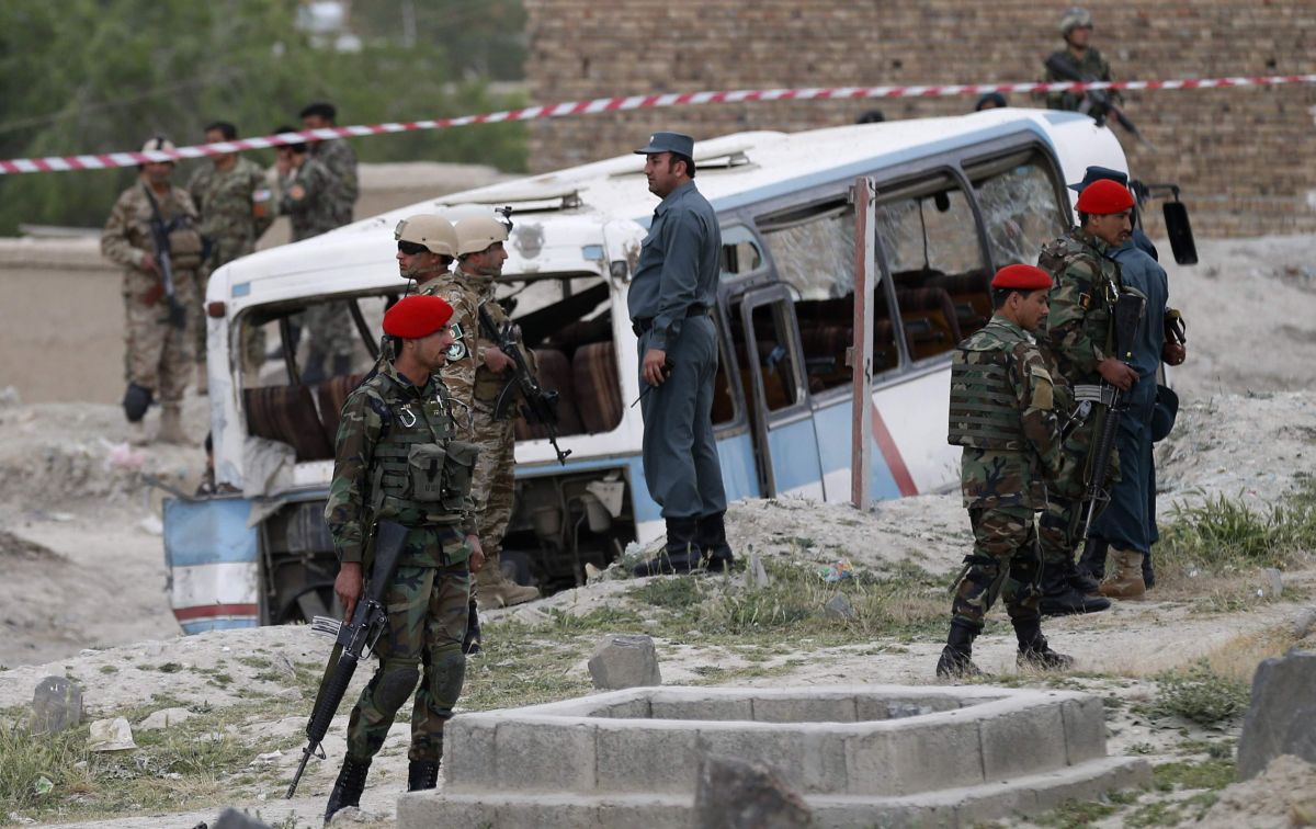 O comandante militar de Cabul relatou que o alvo foi um ônibus que tinha acabado de sair de uma base militar | REUTERS/Mohammad Ismail