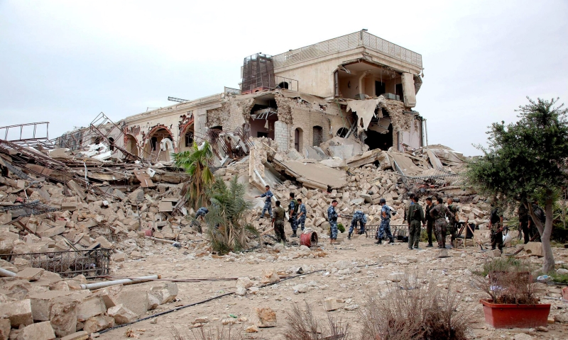 Policiais inspecionam os danos causados pela explosão que destruiu o hotel Carlton, na cidade de Aleppo | Sana/Efe