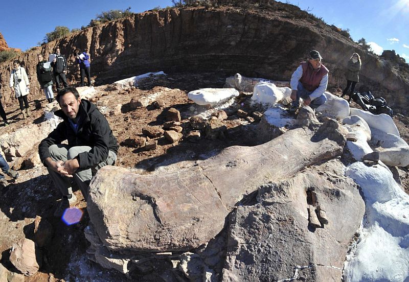 Os paleontólogos Jose Luis Carballido (à esquerda) e Ruben Cuneo posam ao lado dos ossos de dinossauro encontrados em La Flecha, a oeste de Trelew, na Patagônia | REUTERS/Daniel Feldman