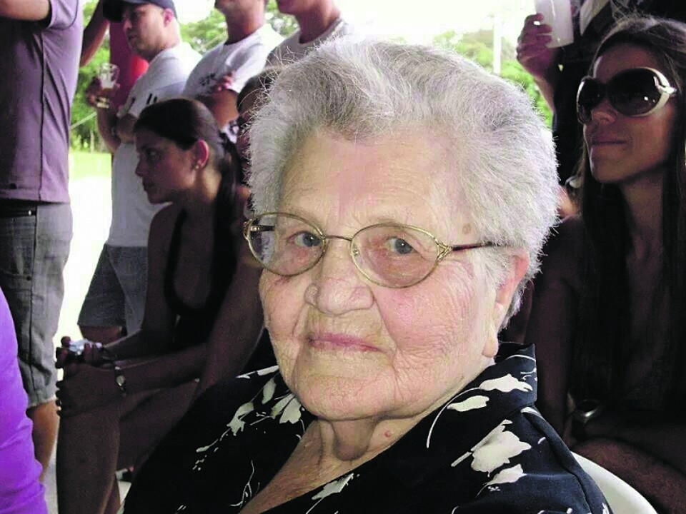 A portuguesa, seus bordados e seus amigos | Arquivo da família