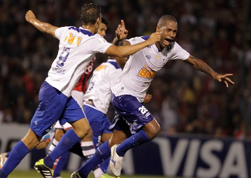 Dedé corre para comemorar o gol que tirou o Cruzeiro do sufoco em Assunção | Andrés Cristaldo / EFE
