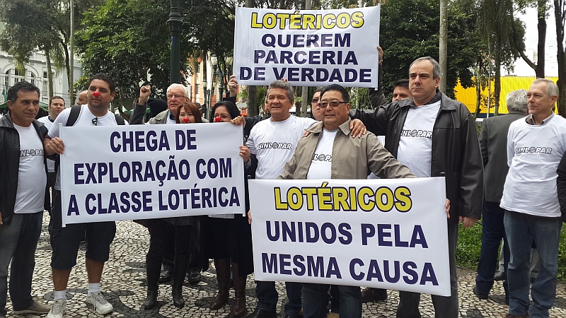 Representantes de donos de lotéricas iniciaram protesto, em Curitiba, na Praça Carlos Gomes e seguiram até a Rua Conselheiro Laurindo durante a manhã | Sinlopar / Divulgação