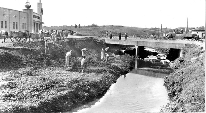 Obras da Copa de 1950. Limpeza do Rio Belém, em frente do Estádio do Ferroviário, na Vila Capanema |