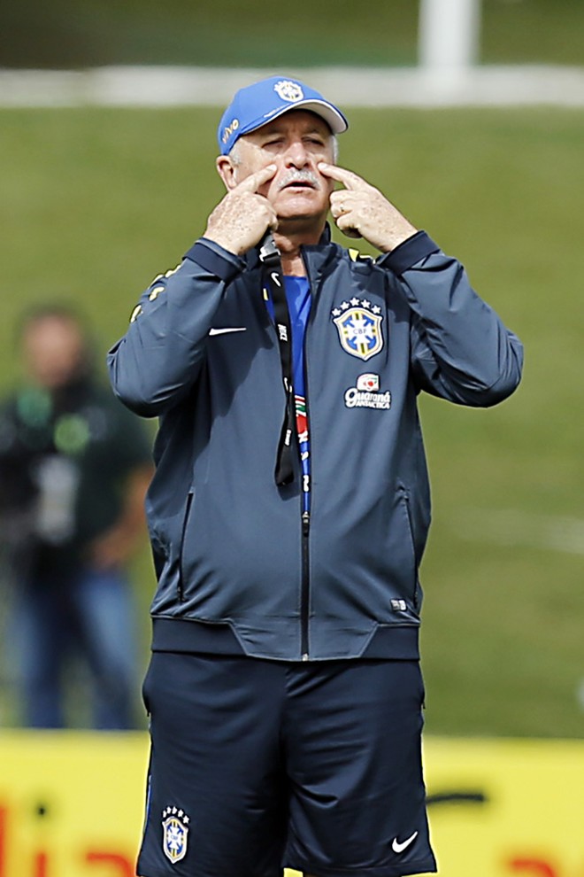 Felipão orienta o time no treino tático | 