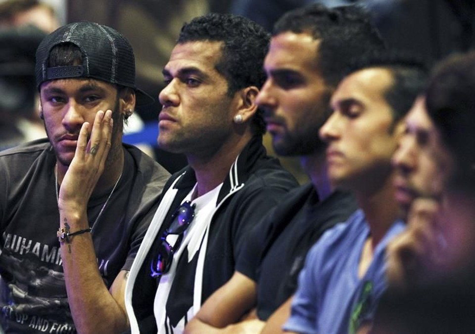 Recuperado, Neymar volta a treinar com grupo do Barça Após voltar aos treinos, Neymar participou da homenagem do Barcelona na despedida do jogador Puyol. | Alejandro García/EFE