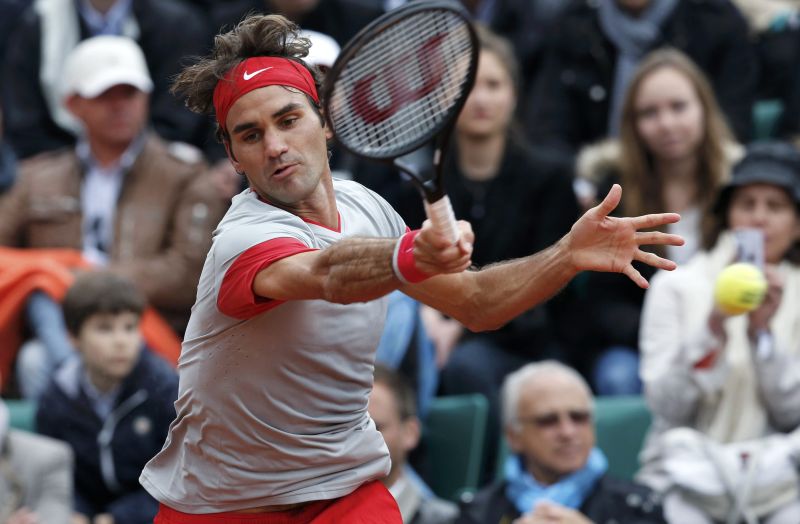 Roger Federer rebate bola na tranquila vitória desta quarta-feira sobre Diego Schwartzman | Jean-Paul Pelissier / Reuters