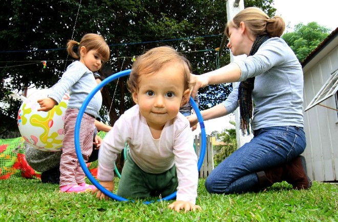 No espaço, crianças brincam e desenvolvem atividades lúdicas |