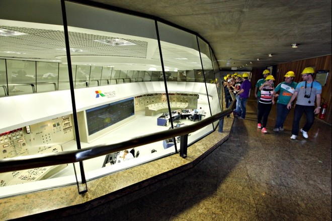 Visitantes conhecem a Usina de Itaipu: complexo contribuiu também para o turismo da região | Kiko Sierich / Gazeta do Povo