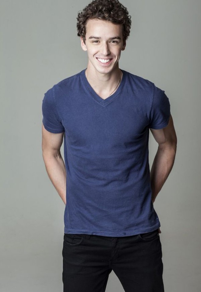 Substituindo Tiago Abravanel no elenco de O Grande Circo Místico, no Teatro Net Rio, o curitibano Gabriel Stauffer participa de nove números do musical que celebra os 70 anos de seus compositores Edu Lobo e Chico Buarque. Publicitário pela PUCPR, o ator, de 25 anos, começou carreira artística na Igreja Presbiteriana Central, onde integrava o grupo Oxigênio |