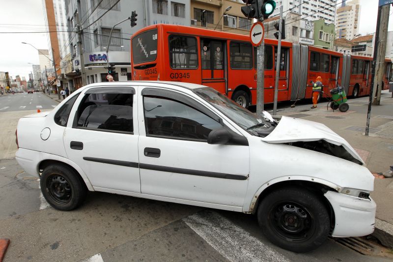 Acidente aconteceu na manhã deste sábado (10) no centro de Curitiba | Hugo Harada / Gazeta do Povo