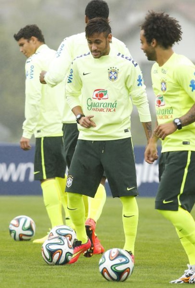 Neymar e Marcelo se aquecem | 