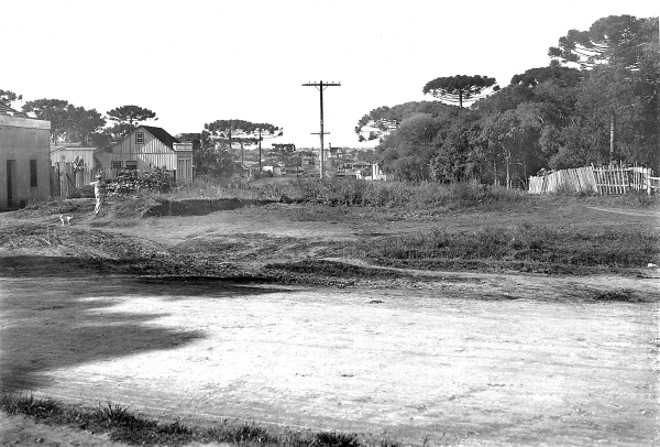A Rua Ivaí vista da esquina com a Avenida República Argentina. A foto é de 1944, e a mesma ainda não estava aberta ao tráfego. No bosque à direita, está instalado atualmente o Clube Curitibano |
