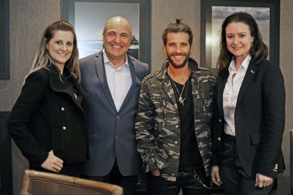 O ator Bruno Gagliasso com Jordana Fraga (à esq.), e Ingrid Moskalewski, respectivamente gerentes de relacionamento e comercial da Artefacto, e o arquiteto Jayme Bernardo | Rodrigo Ramirez
