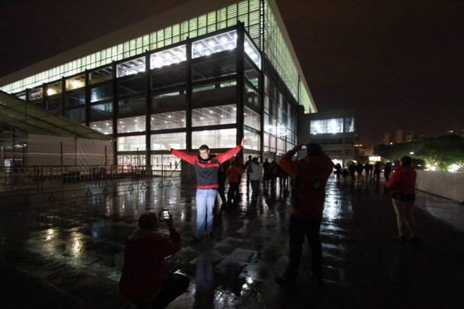 Atleticanos tiram fotos na entrada da Arena antes do amistoso com o Corinthians: clube pode voltar ao estádio só após a Copa | 