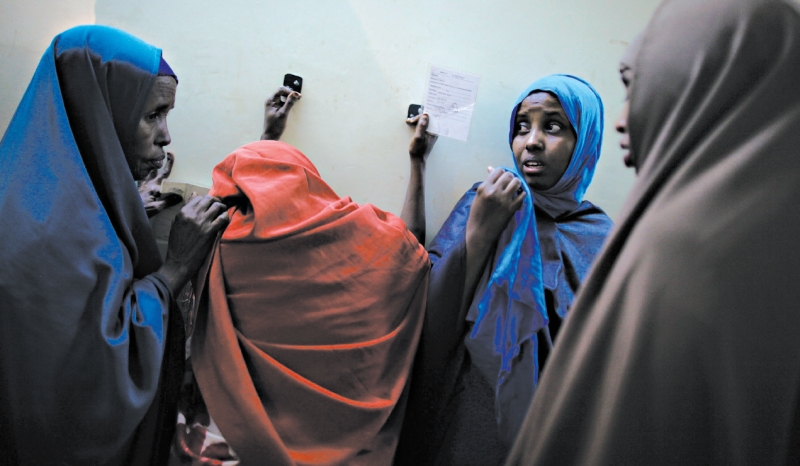 Estádio de Nairóbi serve como delegacia de polícia, onde grávida (segunda à esq.) espera para ser interrogada | Dai Kurokawa/European Pressphoto Agency