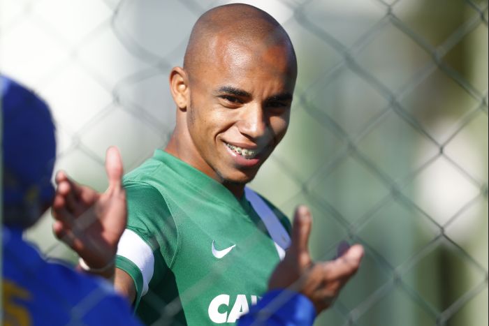 O lateral-direito Reginaldo será uma das cinco novidades do Coritiba contra o Criciúma | Felipe Rosa / Tribuna do Paraná