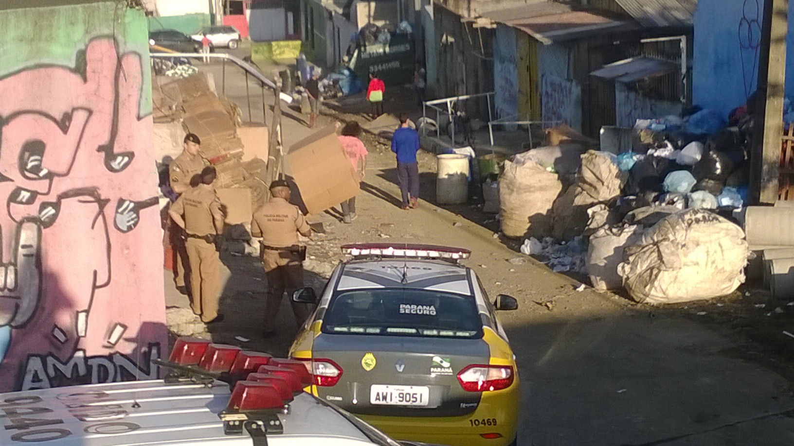 Policiais começaram operação na Vila Torres bem cedo nesta quarta-feira (7) | Aniele Nascimento / Agência de Notícias Gazeta do Povo