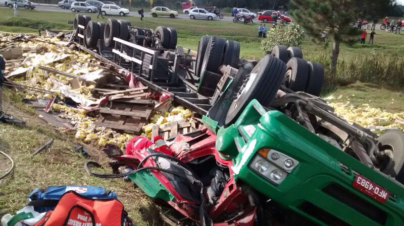 Policiais e equipes da concessionária continuavam revirando a carga e verificando o perímetro embaixo do caminhão na tentativa de achar suposto segundo passageiro | Divulgação / PRF