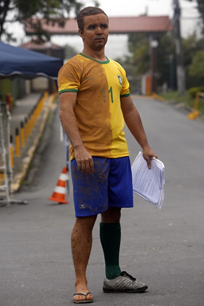 Flávio da Silva (com a camisa da seleção) aproveitou a proximidade da equipe de Scolari para reclamar do descaso com a população | 