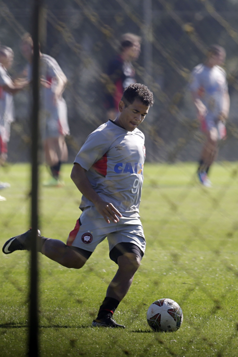 Poupado do amistoso com o Corinthians, Éderson volta hoje | Felipe Rosa/ Tribuna