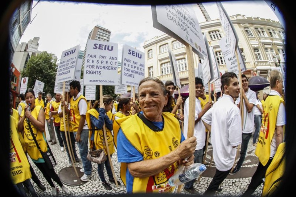 Funcionários de redes de fast food protestam em Curitiba | Daniel Castellano/Gazeta do Povo