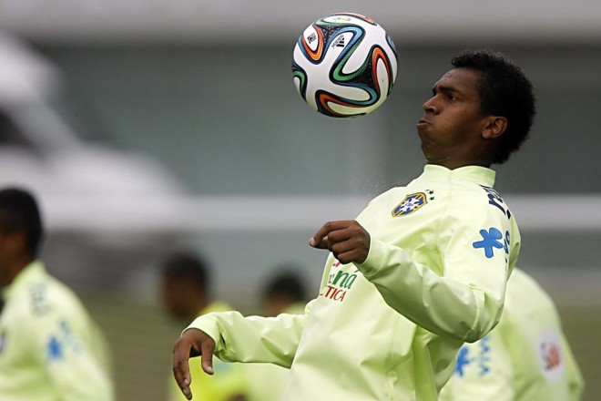 Jô mata bola no peito durante aquecimento | 