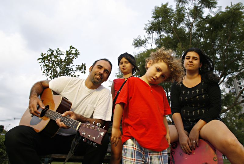 Os artistas Neo One Eon e Grazi Calazans divulgam a arte que produzem pelas cidades brasileiras. Os filhos Layla e Dimitri também participam da expedição | Josué Teixeira/ Gazeta do Povo