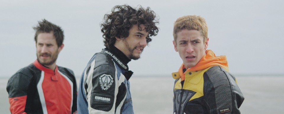 A odisseia introspectiva de Donato Konrad (Clemens Schick), Donato (Wagner Moura) e Ayrton (Jesuíta Barbosa): reencontro familiar em Praia do Futuro | Divulgação