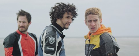A odisseia introspectiva de Donato Konrad (Clemens Schick), Donato (Wagner Moura) e Ayrton (Jesuíta Barbosa): reencontro familiar em Praia do Futuro | Divulgação