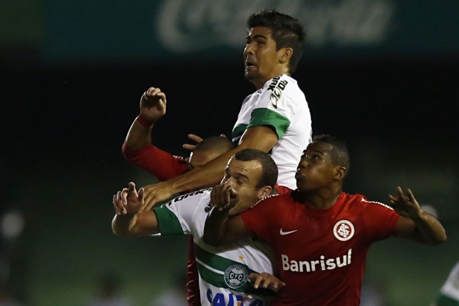 Leandro Almeida e Chico tentam jogada aérea contra o Internacional | 