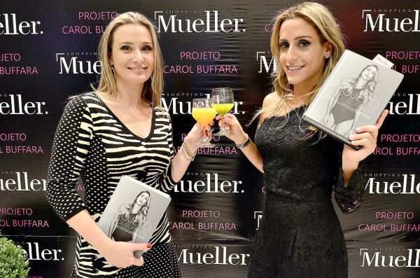 Melissa Barbosa (à esq.), gerente de marketing do Shopping Mueller, e a empresária e blogueira carioca Carol Buffara no badalado lançamento do livro dela, no Piso Cinemas, com direito a marcador de páginas personalizado | Kraw Penas