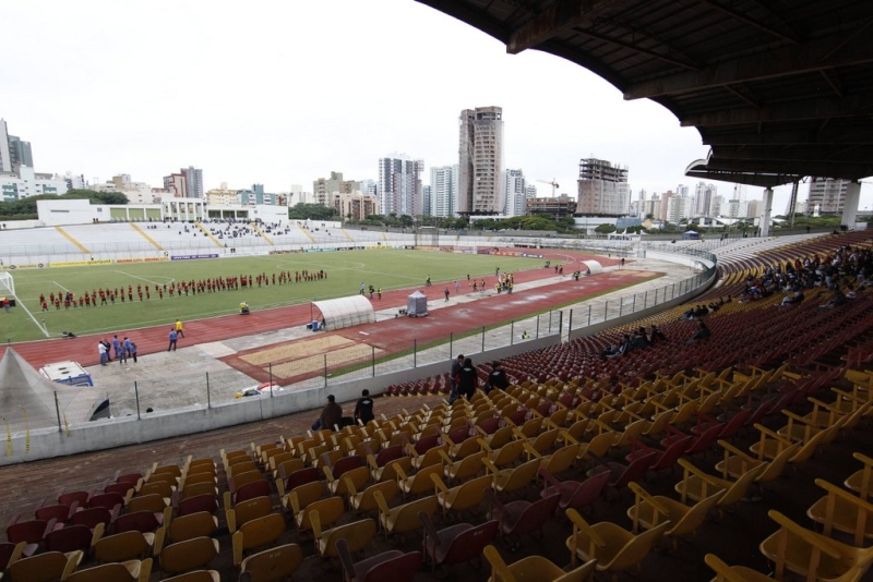 Atletiba em Maringá levou pouco mais de mil pessoas ao Willie Davids | Daniel Castellano / Gazeta do Povo