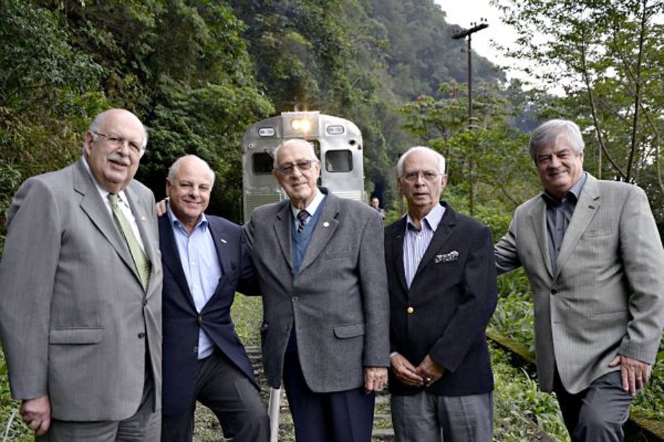 O presidente da Associação Comercial do Paraná, Edson Ramon (2º da esq. para a dir.), comandou a homenagem a Ildefonso Pereira Correa, o Barão do Serro Azul, realizada ontem no quilômetro 65 da ferrovia Curitiba--Paranaguá, onde o fundador da ACP foi fuzilado há 120 anos. Também na foto, Jonel Chede (Movimento Pró-Paraná), Ernane Straube (Instituto Histórico e Geográfico do Paraná), Fernando Fontana, bisneto do Barão, e o vice-presidente da ACP, Dalton Rispoli | Suellen Lima