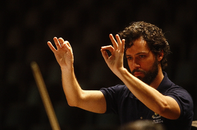 Para o regente Márcio Steuernagel, o espetáculo propõe uma reflexão sobre a guerra | Jonathan Campos/Gazeta do Povo