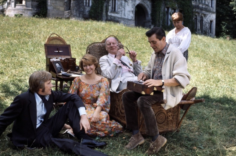 John Gielgud (sentado, no centro da foto) é o escritor Clive Langham, para quem seus parentes são serpentes | Divulgação