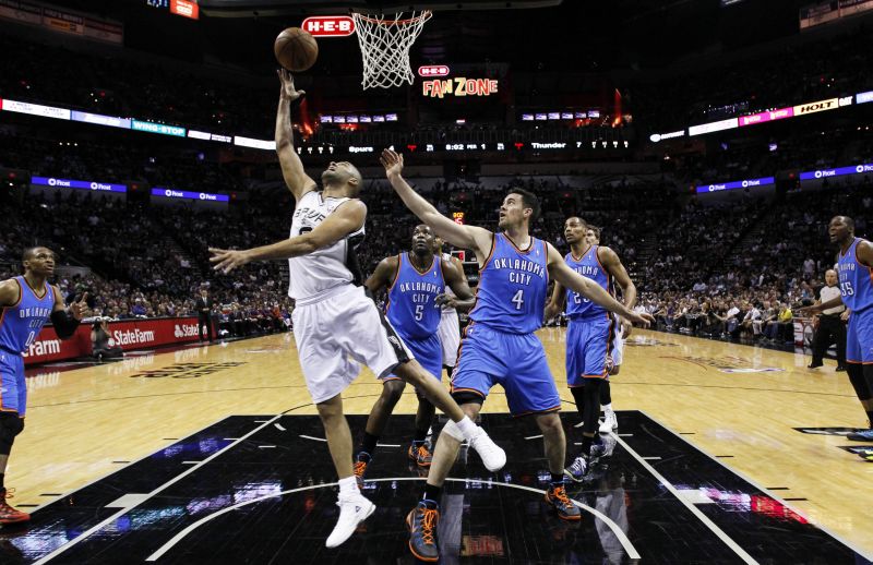 O armador francês Tony Parker vai para a cesta após invadir o garrafão do Thunder | Soobum Im / USA Today Sports